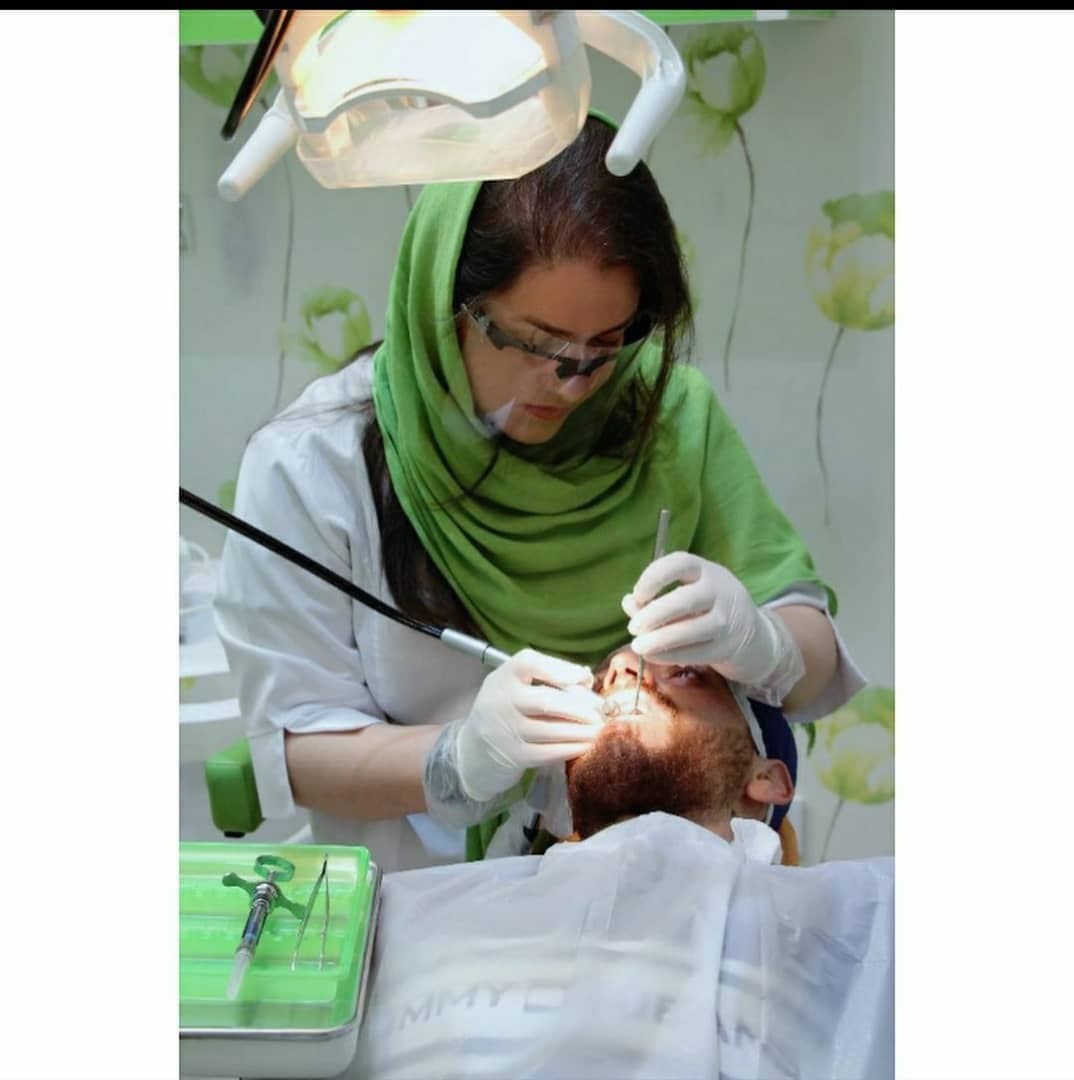 دکتر میترا وثوقی | جراح و متخصص درمان ریشه دندان