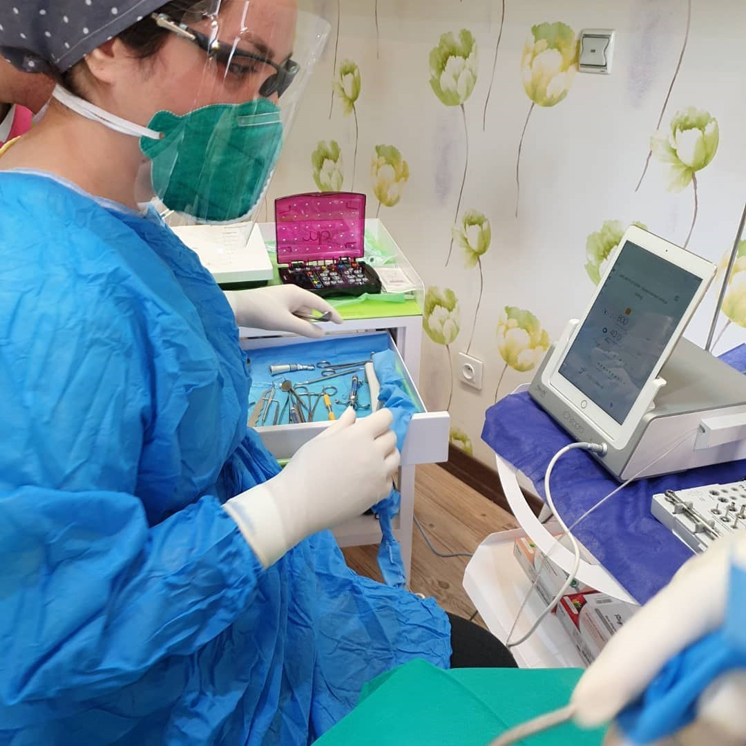 دکتر میترا وثوقی | جراح و متخصص درمان ریشه دندان