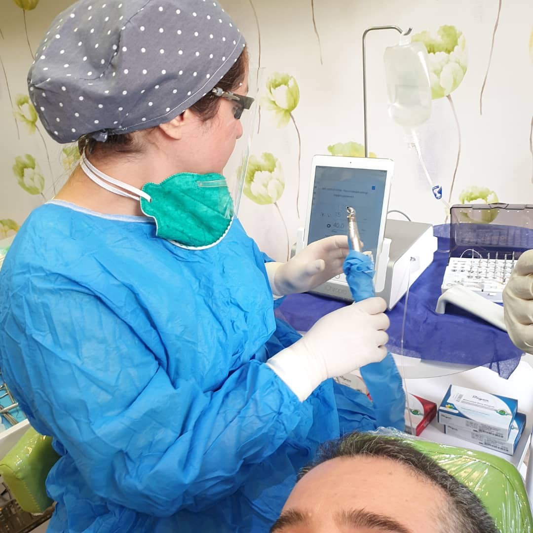 دکتر میترا وثوقی | جراح و متخصص درمان ریشه دندان